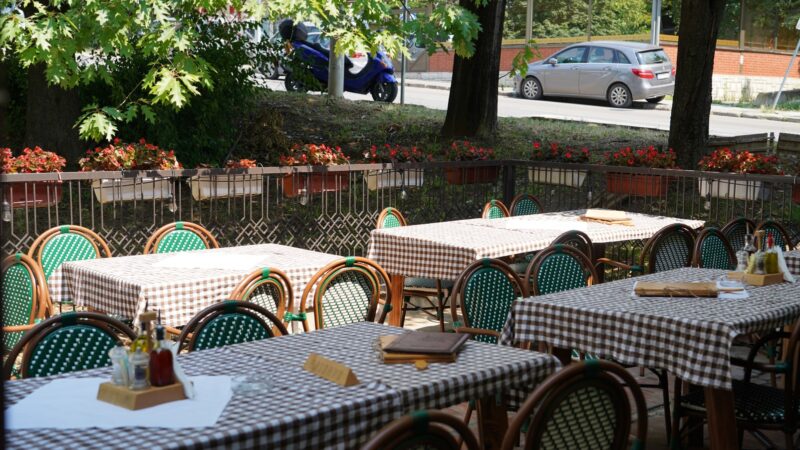 Kafana Miris jablana na Zvezdari, poznata po domaćim specijalitetima i prijatnoj atmosferi.