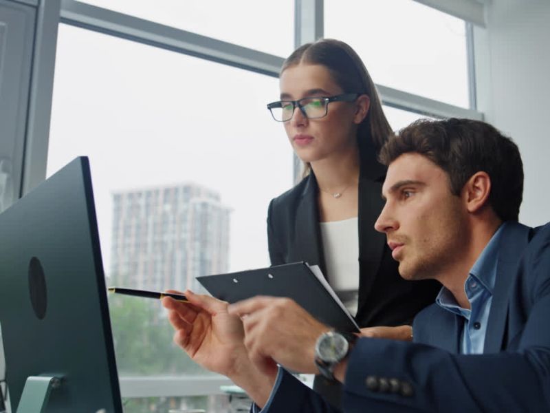 devojka obučava momka kako da koristi digitalizaciju dokumenata