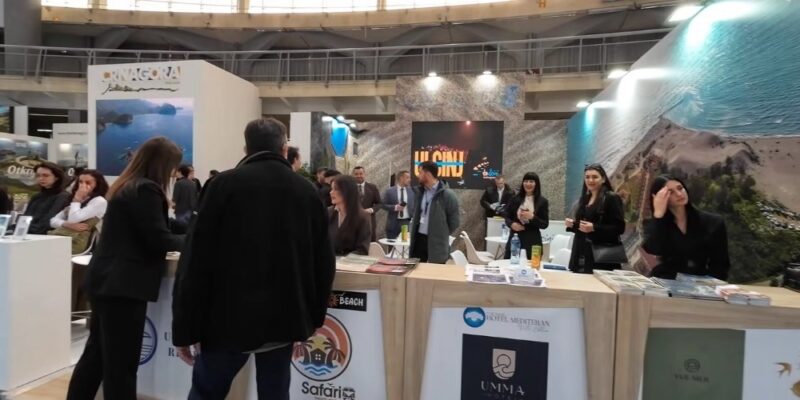 Predstavnici kompanije razgovaraju sa posetiocima na štandu tokom sajma