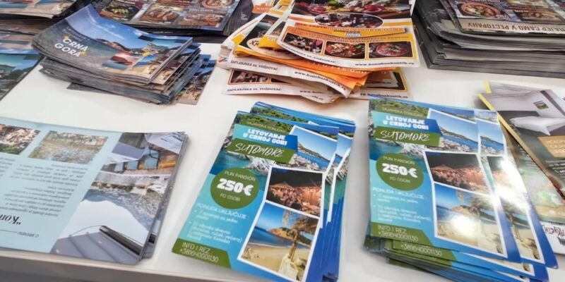 Promotivni letci, brošure i katalozi pripremljeni za posetioce na sajmu