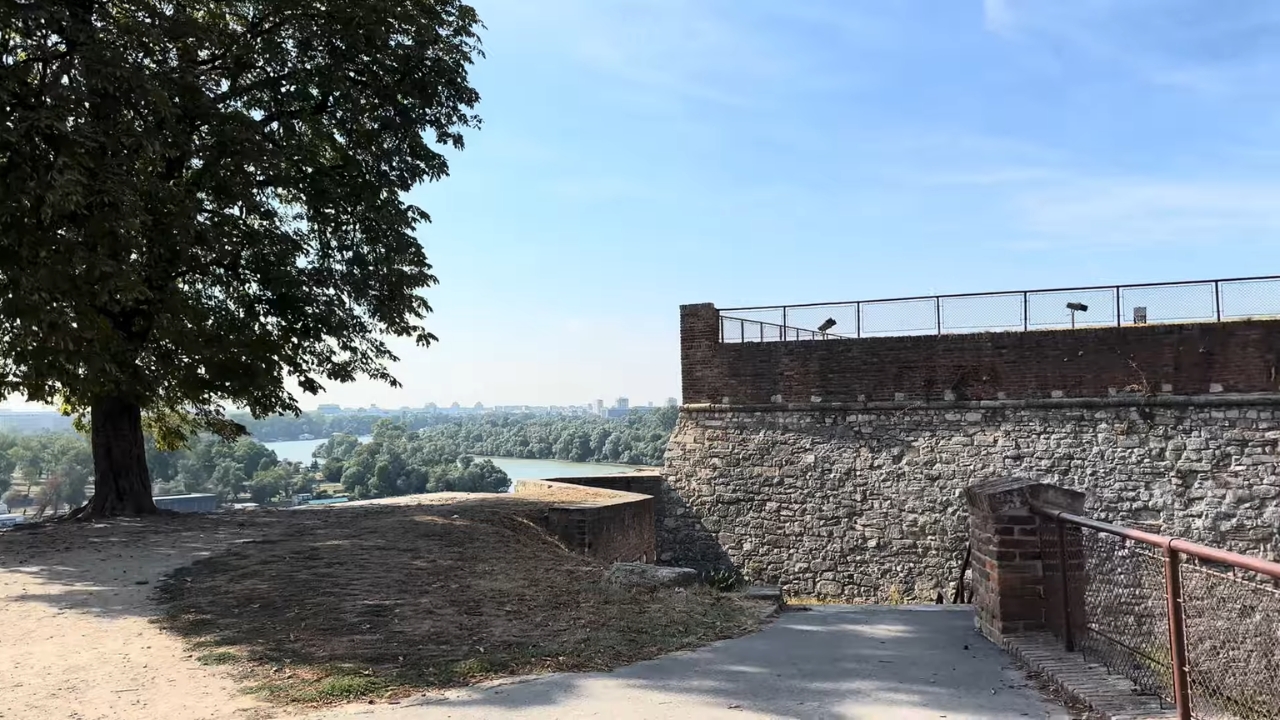 Kalemegdanska tvrđava sa pogledom na Savu i zelenilo Novog Beograda