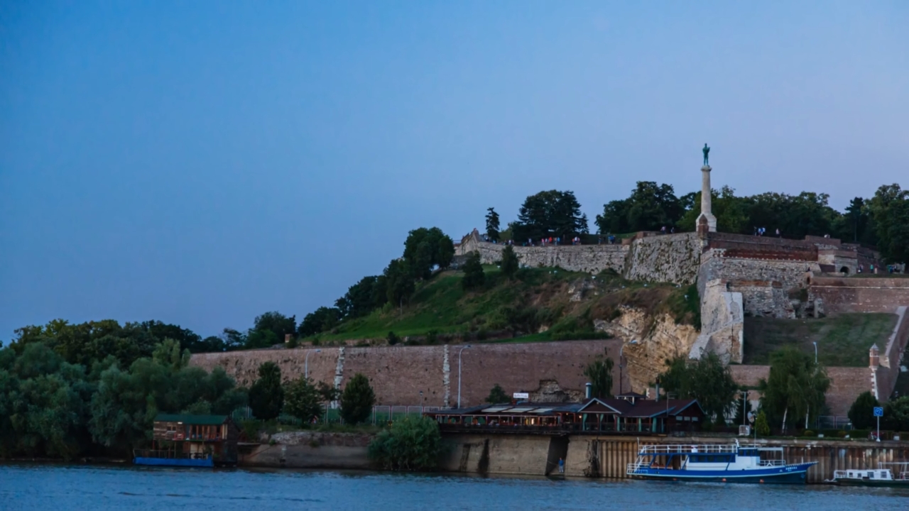 Kalemegdanska tvrđava sa Pobednikom iznad obale Save