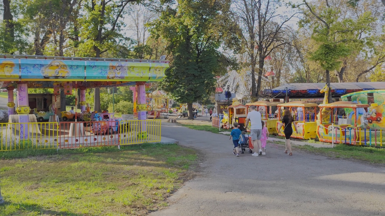 Luna park na Kalemegdanu sa dečjim vozićem i drugim zabavnim atrakcijama