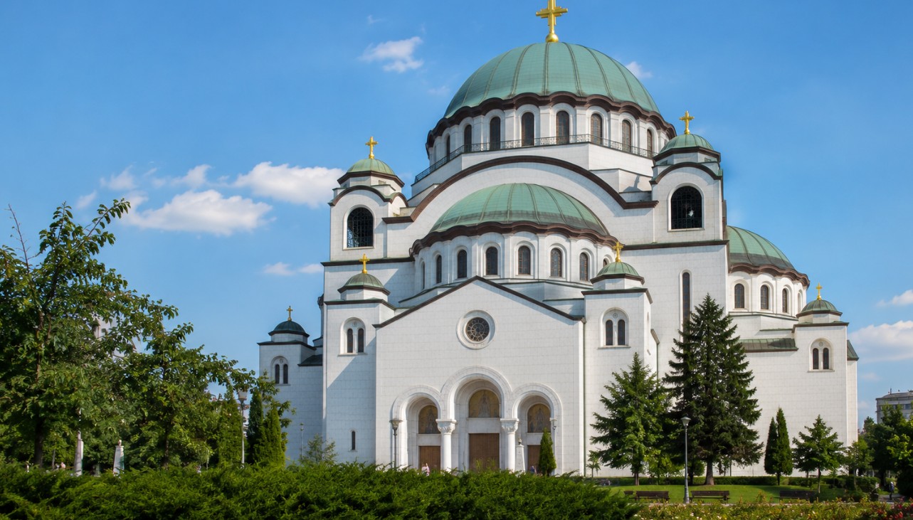Hram Svetog Save na Vračaru u Beogradu sa prepoznatljivom kupolom i uređenim zelenilom ispred hrama