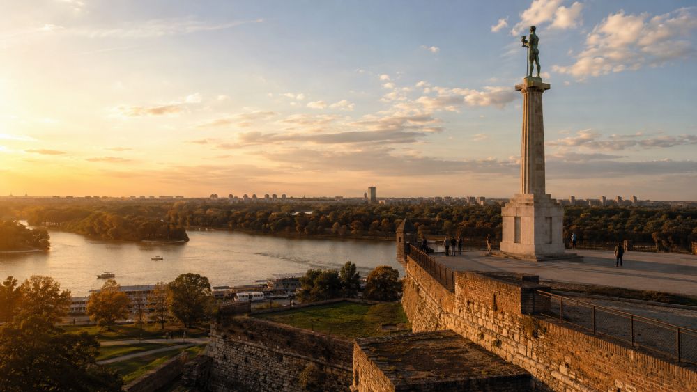 Pogled sa Kalemegdana na Pobednika, Savu i panoramu Beograda pred zalazak sunca