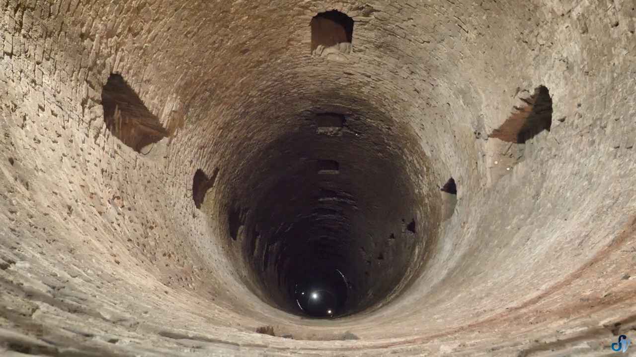 Pogled u dubinu Rimskog bunara na Kalemegdanu, sa zidovima od opeke i spiralnom konstrukcijom.