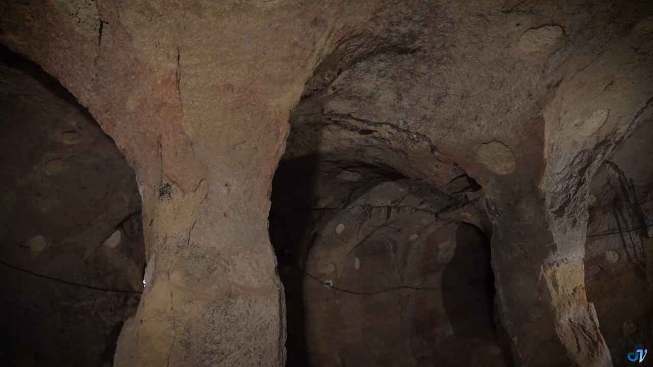Unutrašnjost Velikog barutnog magacina na Kalemegdanu, sa masivnim kamenim stubovima i svodovima uklesanim u stenu.