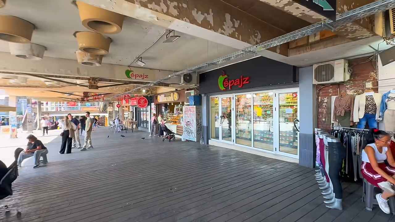 Pešački prolaz i prodavnice na Zelenom vencu u Beogradu